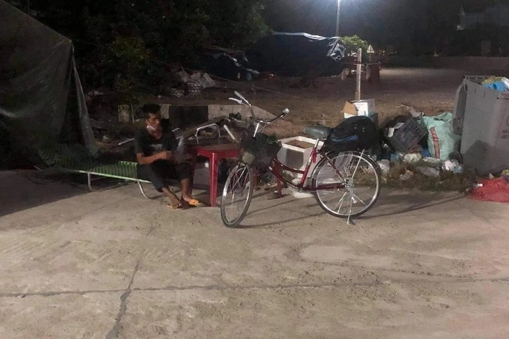 Sau hành trình đi bộ, đạp xe hơn 1.000 km, người đàn ông đã được chở về quê - 1 Sau hành trình đi bộ, đạp xe hơn 1.000 km, người đàn ông đã được chở về quê - 1