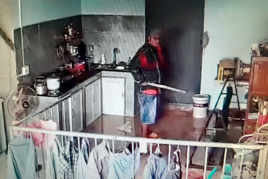 Cụ bà ngất xỉu khi nghe tin côn đồ kéo đến nhà đập phá tài sản