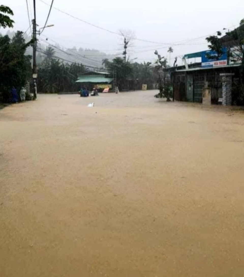 Mưa lớn kéo dài, 2 thủy điện xả lũ, dân lo lắng đi sơ tán - 3 Mưa lớn kéo dài, 2 thủy điện xả lũ, dân lo lắng đi sơ tán - 3