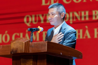 NSND Công Lý nghẹn ngào cảm ơn bố mẹ trong ngày lên chức Phó Giám đốc