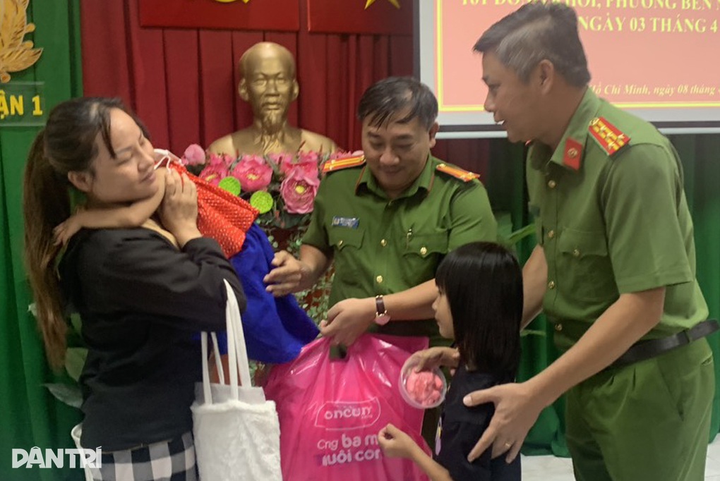 Giải cứu 2 bé gái bị bắt cóc ở phố đi bộ Nguyễn Huệ - 1 Giải cứu 2 bé gái bị bắt cóc ở phố đi bộ Nguyễn Huệ - 1