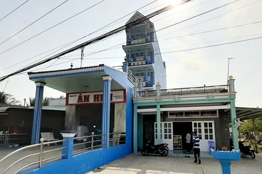 “Đại gia” miền biển xây công trình đồ sộ làm hư hỏng nhà dân