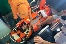 Bác sĩ theo tàu cứu nạn ra biển cứu ngư dân