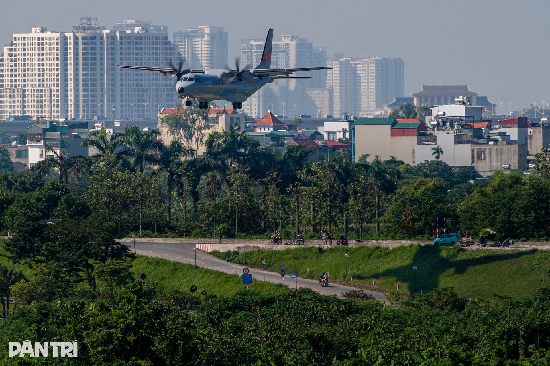 Casa C-295 khoác áo mới, hợp biên 4 máy bay vận tải trên bầu trời Hà Nội - 13
