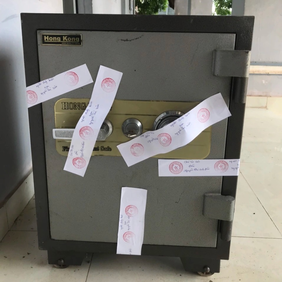 Trộm két sắt rồi chặn đường nhờ người khiêng hộ lên xe máy - 2