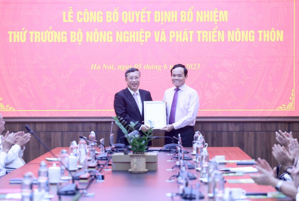 Phó Thủ tướng trao quyết định bổ nhiệm tân Thứ trưởng Bộ NNPTNT - 1 Phó Thủ tướng trao quyết định bổ nhiệm tân Thứ trưởng Bộ NNPTNT - 1