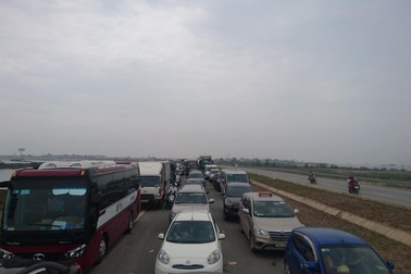 Cầu Tân Vũ - Lạch Huyện tắc cứng suốt 5 tiếng, du khách bỏ xe đi bộ