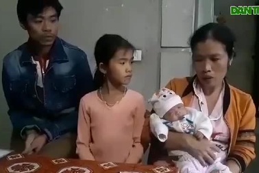 Xót xa cảnh vợ chồng nghèo “bỏ viện” đưa con sinh non về nhà.