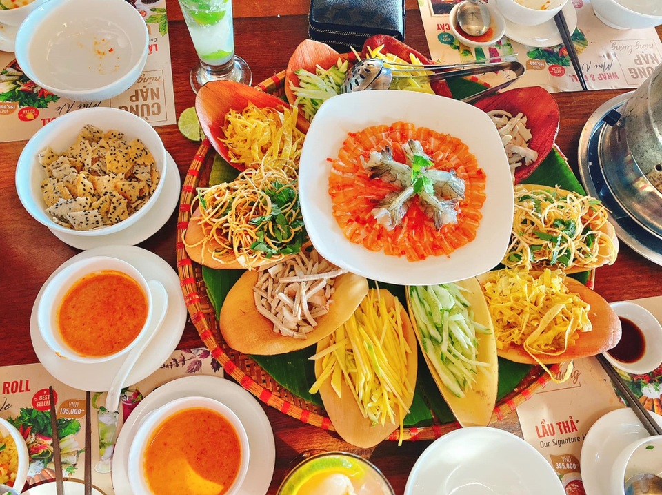 Gắp mỏi tay món lẩu triết lý, trang trí màu mè ở Phan Thiết - 4 Gắp mỏi tay món lẩu triết lý, trang trí màu mè ở Phan Thiết - 4