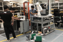 Kỹ sư 9x chế tạo robot dán tem thiết bị ô tô Mercedes, Toyota