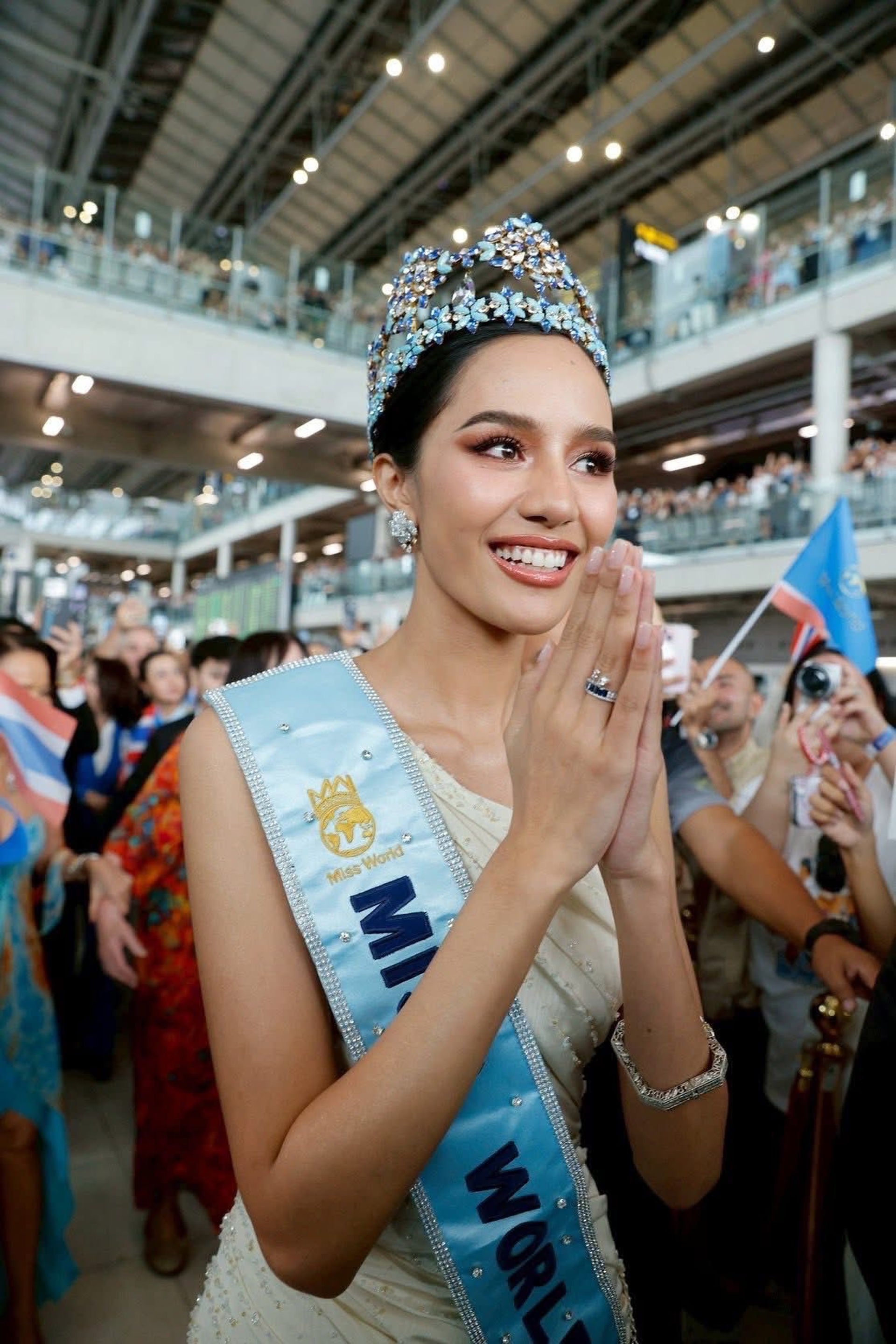 Gros plan sur l'apparence de poupée de la nouvelle Miss Monde - 1 Cận cảnh vẻ ngoài xinh như búp bê sống của tân Hoa hậu Thế giới - 1