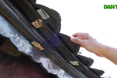 Du khách đua nhau xoa tiền lên chùa đồng để cầu may ngày khai hội Yên Tử