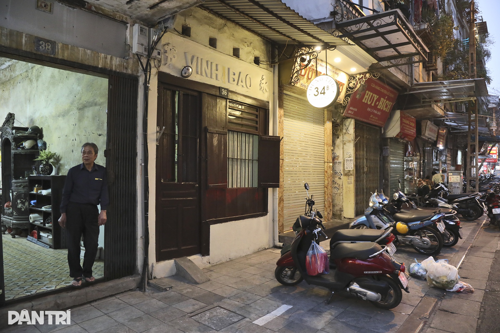 Những biển hiệu vang bóng một thời trên phố cổ Hà Nội - 5 Những biển hiệu vang bóng một thời trên phố cổ Hà Nội - 5