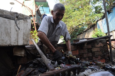 Cụ ông 30 năm tình nguyện vớt rác dưới dòng kênh thối