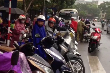 Nhiều phụ huynh đội mưa đợi con ra khỏi phòng thi (clip: Hoàng Mạnh – Linh Nhi)