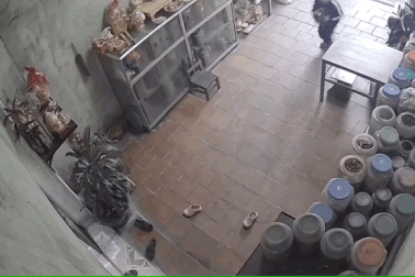 Xe máy rồ ga lao xuyên qua hai gian nhà vì lỗi nhiều người dễ mắc phải