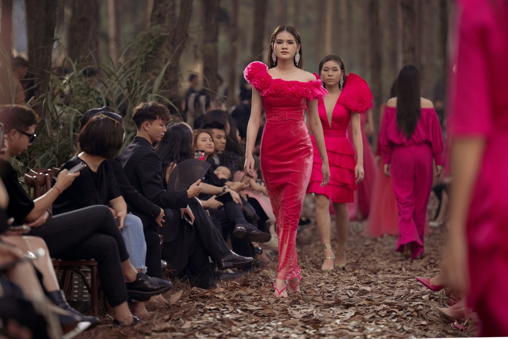 Thanh Hằng xứng danh chị đại với phong thái đỉnh cao khi catwalk trong rừng - 13 Thanh Hằng xứng danh chị đại với phong thái đỉnh cao khi catwalk trong rừng - 13
