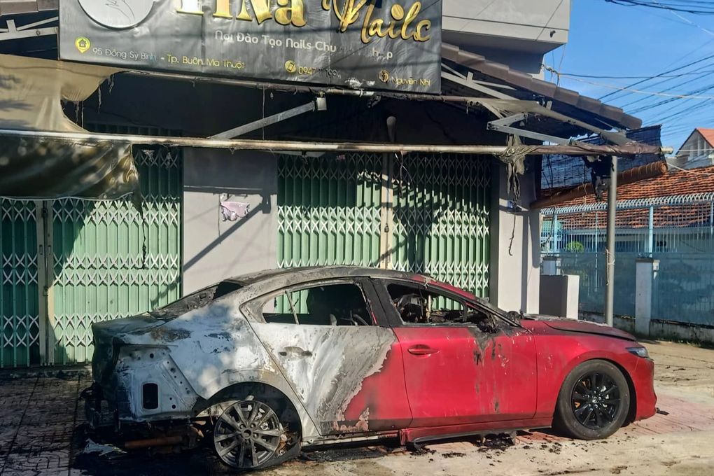 Xe Mazda 3 mới mua bốc cháy ngùn ngụt, nghi bị phóng hỏa - 3 Xe Mazda 3 mới mua bốc cháy ngùn ngụt, nghi bị phóng hỏa - 3