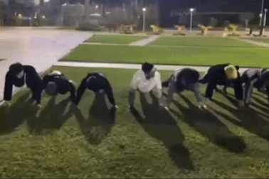 Ném vỏ chai ra đường, nhóm thanh thiếu niên bị bắt chống đẩy, quét dọn