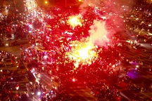 CĐV Việt Nam đốt pháo sáng ăn mừng trước SVĐ Mỹ Đình