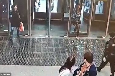 Vừa đi vừa “cắm mặt” vào điện thoại, cô gái đập vỡ cửa kính ga tàu điện ngầm