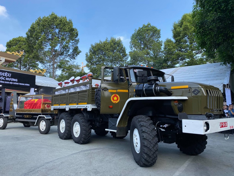 Tiễn biệt ông Mười Hương về với đất mẹ - 12 Tiễn biệt ông Mười Hương về với đất mẹ - 12
