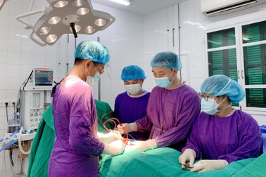 Vỡ tinh hoàn khi đá bóng, nam thanh niên nhập viện cấp cứu