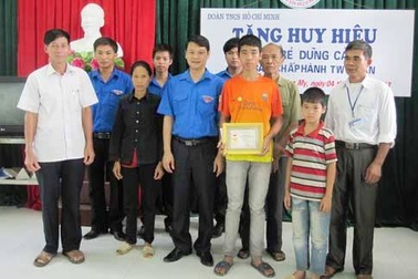 Thiếu niên cứu 2 em nhỏ nhận huy hiệu “Tuổi trẻ dũng cảm”