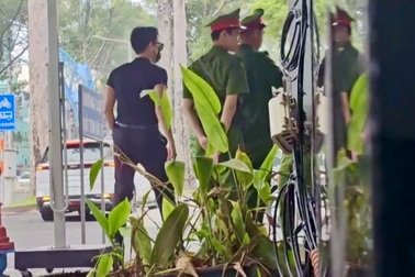 Ca sĩ Ưng Hoàng Phúc xuất hiện tại trụ sở Công an TPHCM