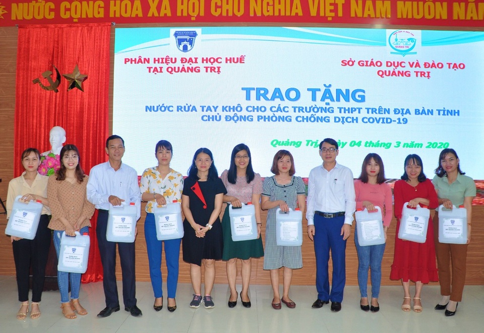 Phân hiệu Đại học Huế tặng hàng trăm lít nước rửa tay cho các trường THPT - 2 Phân hiệu Đại học Huế tặng hàng trăm lít nước rửa tay cho các trường THPT - 2