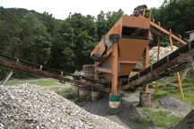 Lợi dụng thi công đường, nhà thầu tự ý khai thác đá trái phép