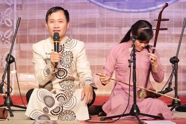 Xẩm “khoác áo mới” trong “Trách ông Nguyệt Lão” của Nguyễn Quang Long