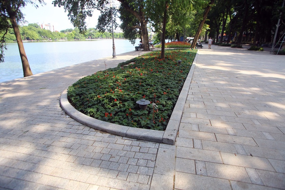 Hà Nội tăng tốc lát đá, trồng hoa quanh bờ hồ Hoàn Kiếm - 7 Hà Nội tăng tốc lát đá, trồng hoa quanh bờ hồ Hoàn Kiếm - 7
