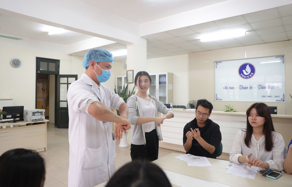 ĐH Quốc gia Hà Nội khử khuẩn phòng học đón SV trở lại trường ngày 2/3 - 5 ĐH Quốc gia Hà Nội khử khuẩn phòng học đón SV trở lại trường ngày 2/3 - 5