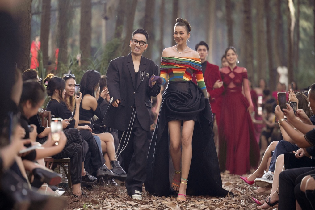 Thanh Hằng xứng danh chị đại với phong thái đỉnh cao khi catwalk trong rừng - 6 Thanh Hằng xứng danh chị đại với phong thái đỉnh cao khi catwalk trong rừng - 6