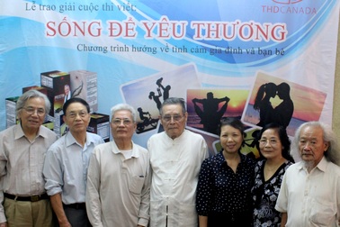 Trao giải cuộc thi viết “Sống để yêu thương”