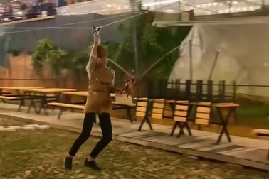 Cười nghiêng ngả với sự cố bất ngờ và hài hước khi phục vụ món "gà bay"