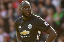 Người hùng Lukaku bị xe bus MU bỏ rơi
