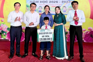 Cậu bé 10 tuổi chỉ nặng 19kg và khoản học bổng đặc biệt