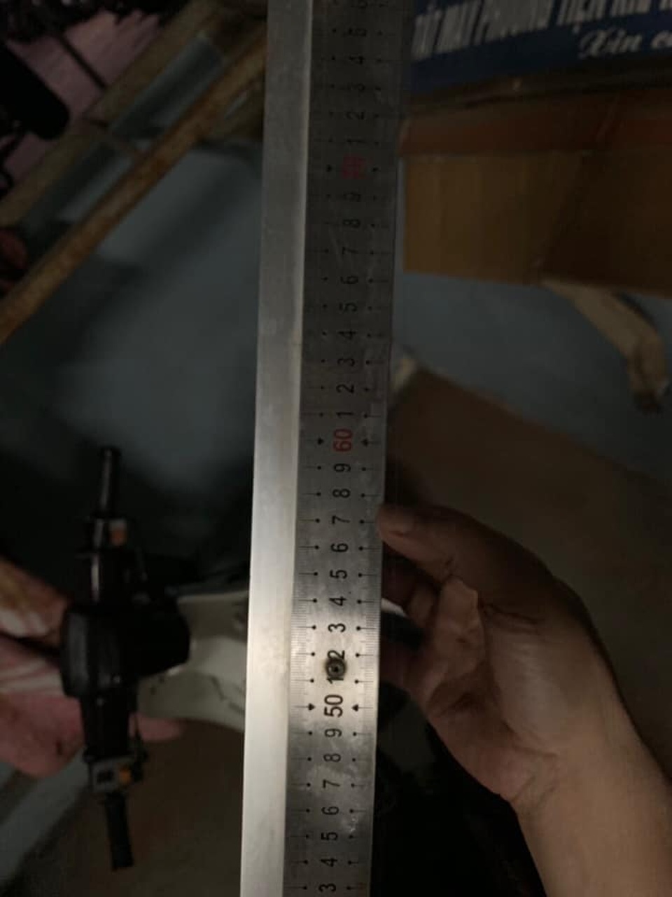 Hà Nội: Phát hiện cây xăng găm hàng, còn xăng nhưng không bán cho khách - 2 Hà Nội: Phát hiện cây xăng găm hàng, còn xăng nhưng không bán cho khách - 2