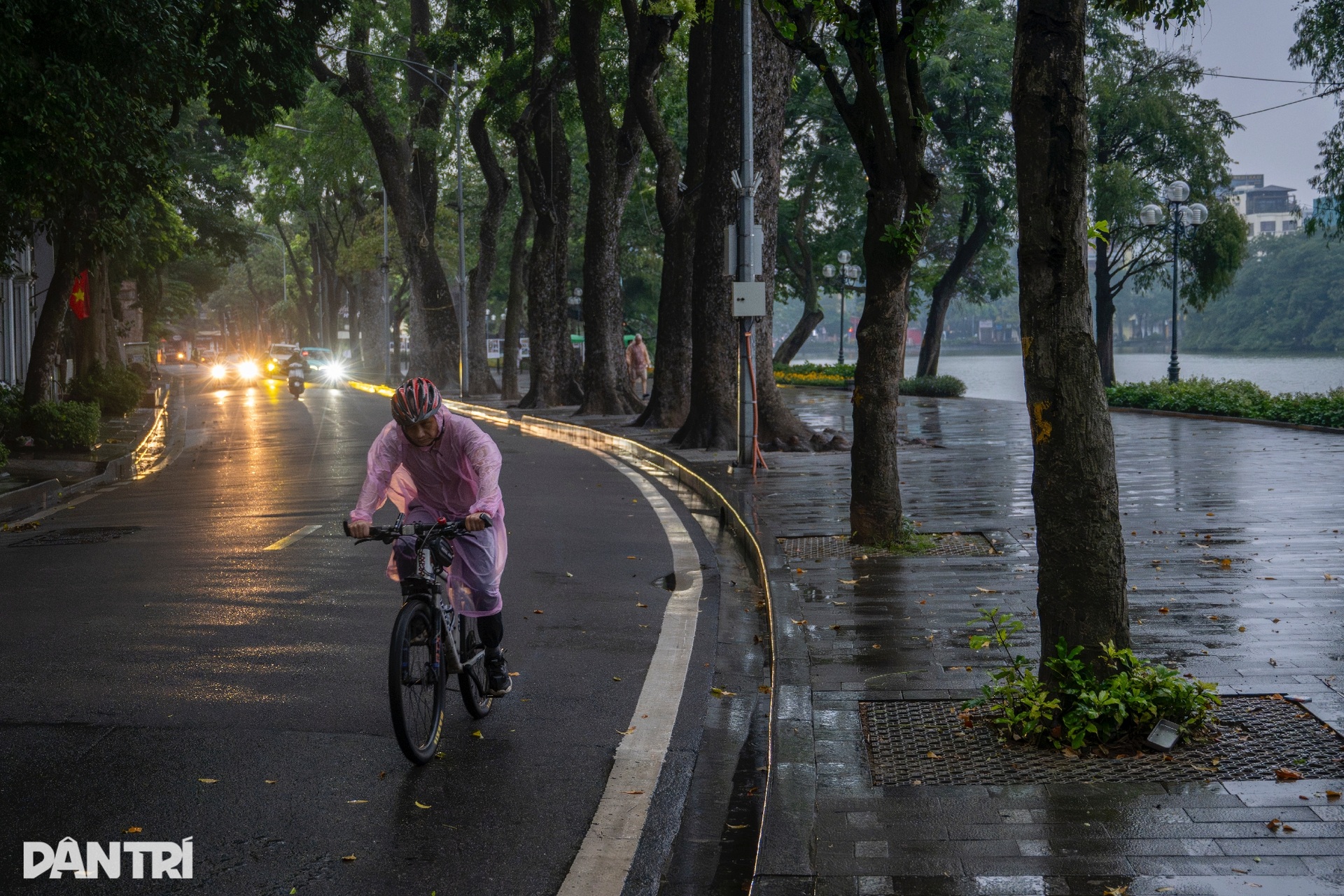 Người đi đường vất vả di chuyển trong ngày mưa rét ở Hà Nội - 2