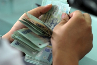 "Hạ trần lãi suất, NHNN “làm khó” ngân hàng nhỏ"