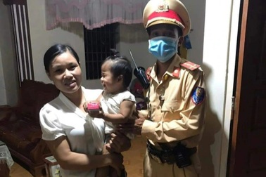 CSGT giúp cháu bé hơn 1 tuổi lạc đường trong đêm về nhà an toàn