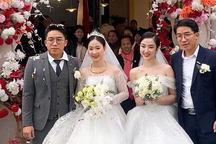 Anh em song sinh cưới vợ cùng một ngày gây "sốt mạng"