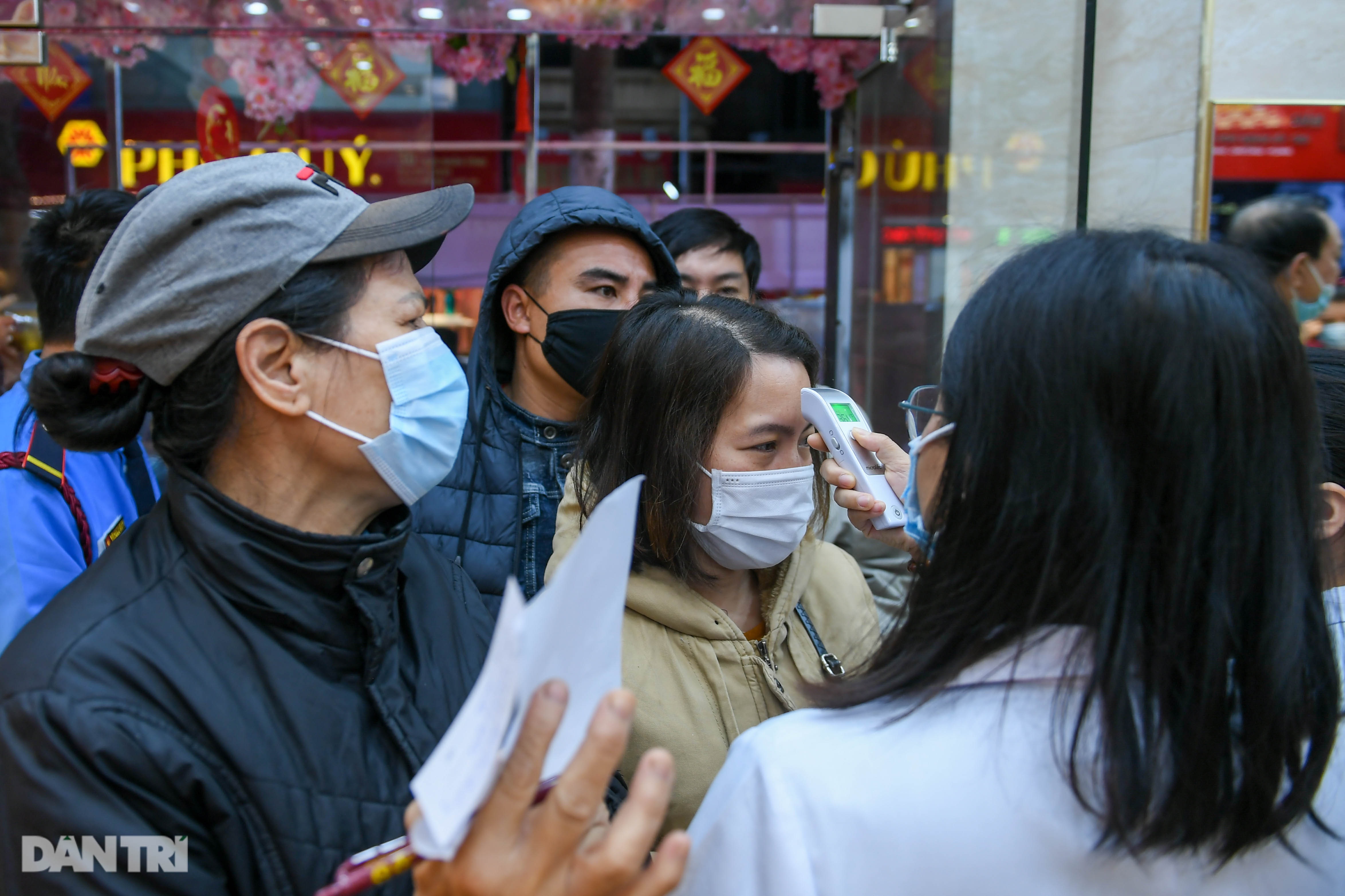 Người dân Hà Nội xếp hàng từ 3h sáng mua vàng ngày vía Thần Tài - 13