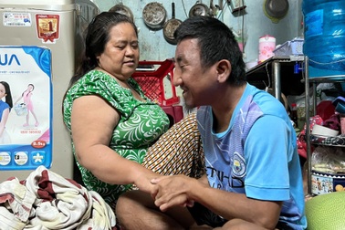 Người "dì ghẻ" 25 năm nuôi đứa con khờ của chồng cũ