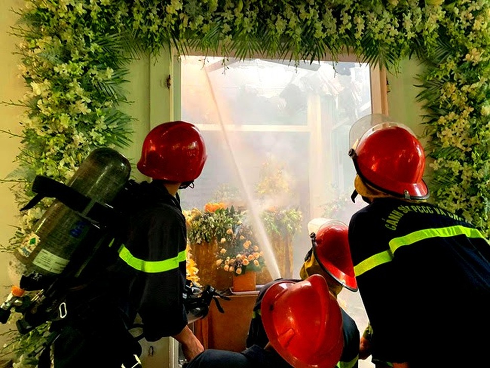 Đang tổ chức đám tang thì nhà bốc cháy - 2 Đang tổ chức đám tang thì nhà bốc cháy - 2