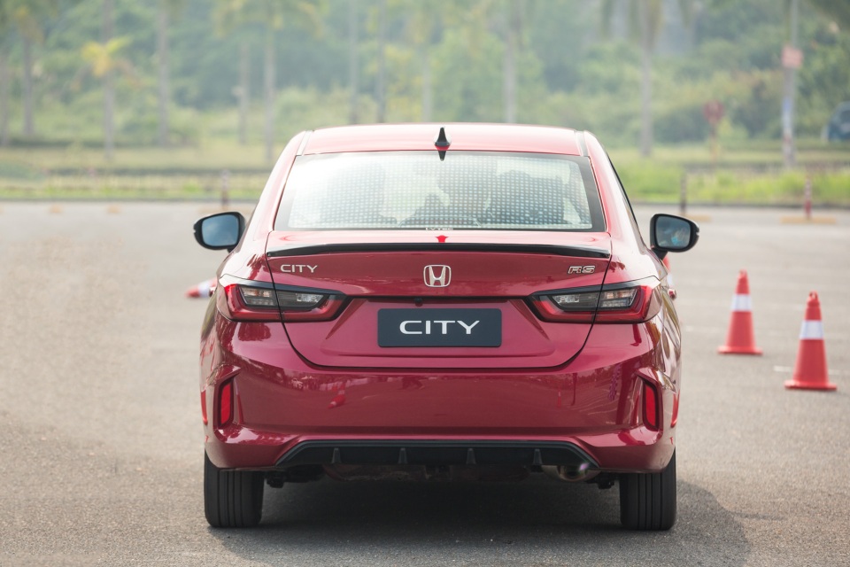 So sánh Honda City RS và Toyota Vios GR-S: Đồng hương tương tàn - 5 So sánh Honda City RS và Toyota Vios GR-S: Đồng hương tương tàn - 5