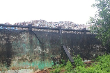 Bãi rác quá tải, hàng nghìn tấn rác tồn đọng không thể xử lý