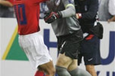 Hàn Quốc vượt qua Iran sau loạt "đấu súng"